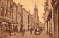 Links het pand van v.  Hout - Ververgaard in de Rechtestraat 
