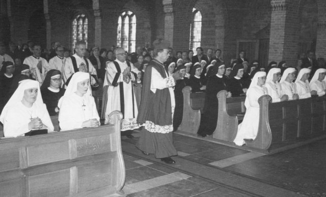 a1950_theo_vhout_binnenkomst_kerk.jpg
