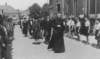 c1950_wandeling_door_dorp_small.jpg