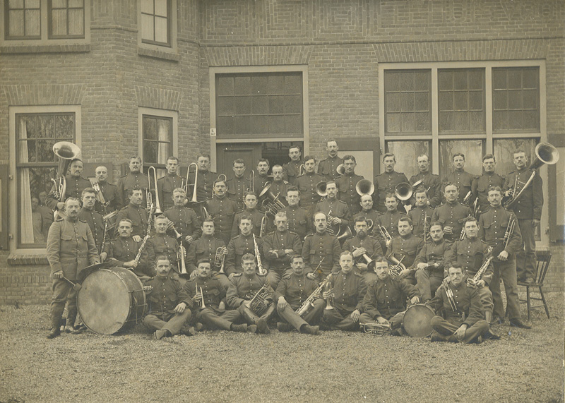 1910 Militaire kapel de rij zit vierde van links Jos  Verheugen