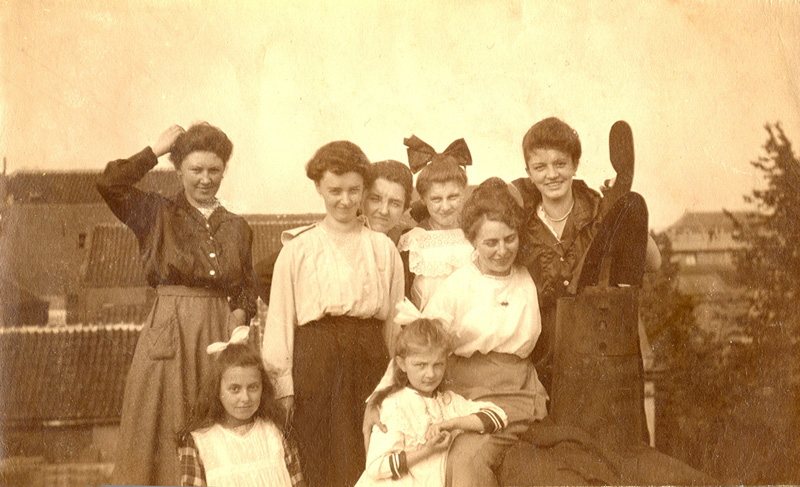 1919 Acht meiden op dak met schoorsteen