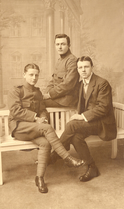 1919 Johannes van Hout met twee vrienden