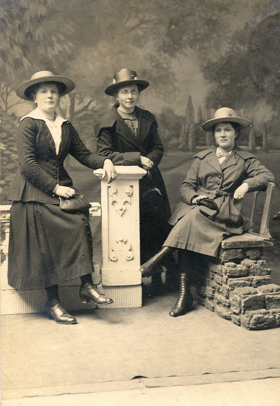 1920 Drie dames met hoeden op onbekend