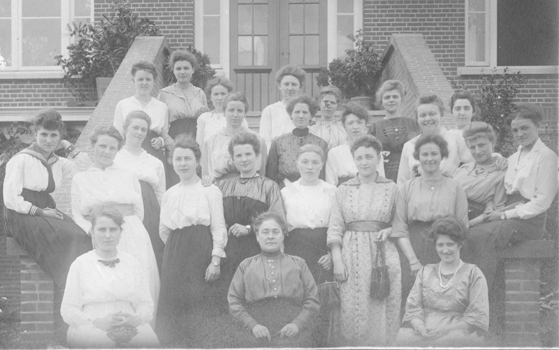 Clasien met een groep dames voor gebouw