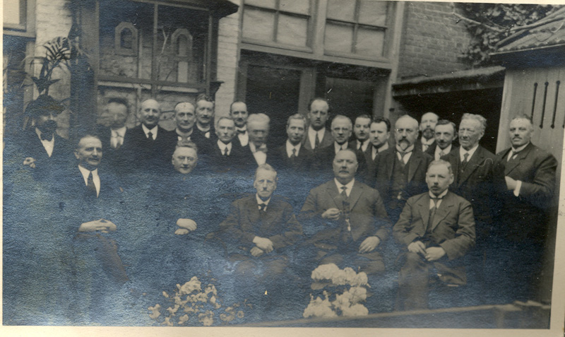 Groepsfoto met alleen mannen
