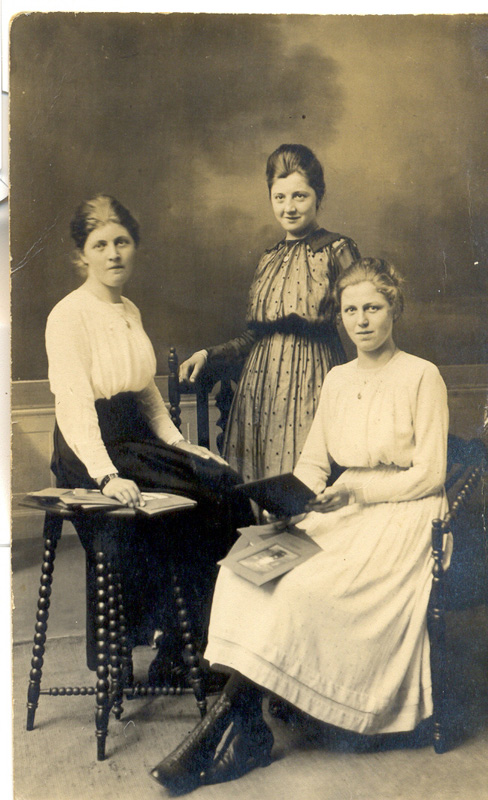 drie onbekende dames