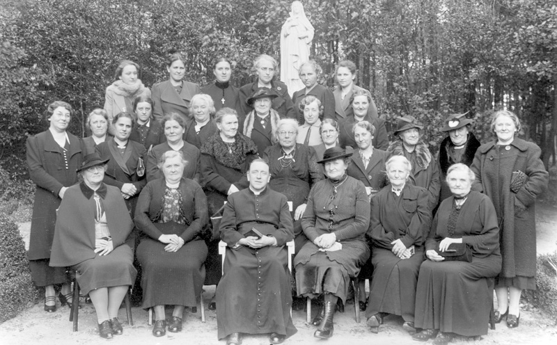 groep dames rond pater met sophia van hout ververgaard