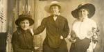 1915 Drie onbekende dames met hoeden op