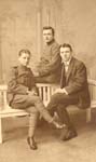 1919_ joh_ v hout_met_ twee_ vrienden