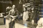 1924 ongeveer Personeel modezaak achter toonbank
