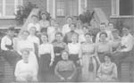 Clasien met een groep dames voor gebouw