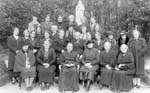 groep dames rond pater met sophia van hout ververgaard